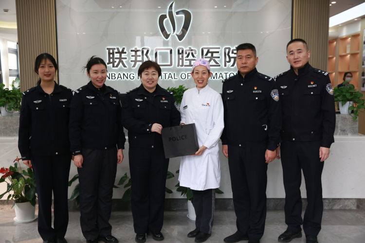 西安市巡警支隊一行為鄧邦蓮院長送來致全市“兩代表一委員”的一封信