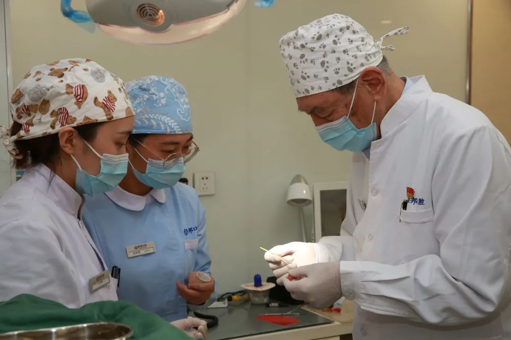 聯(lián)邦口腔華佗再世 無牙頜患者重拾自信