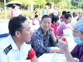 “義診奉獻(xiàn)，關(guān)愛口腔” 愛牙日義診活動(dòng)走進(jìn)紫薇田園都市社區(qū)