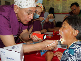 西安聯(lián)邦口腔醫(yī)院走進(jìn)西安博瑞養(yǎng)老院義診